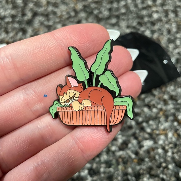 Disney Cats and Dogs Mystery Enamel Pin Dina - Picture 3 of 4